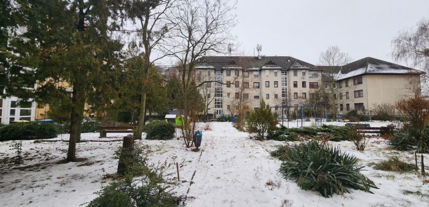 🏡 Tágas, kertes hangulatú otthon Pestszentimre szívében! Eladó a 18. kerületben, a Nemes utca végénél egy 2000-ben épült, tégla építésű, földszinti lakás. Ha fontos a jó elosztás és a zöld környezet, de szeretnéd a saját ízlésedre formálni új otthonodat, ez a te lehetőséged!