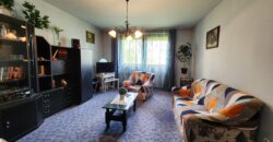 🏡 Tágas, kertes hangulatú otthon Pestszentimre szívében! Eladó a 18. kerületben, a Nemes utca végénél egy 2000-ben épült, tégla építésű, földszinti lakás. Ha fontos a jó elosztás és a zöld környezet, de szeretnéd a saját ízlésedre formálni új otthonodat, ez a te lehetőséged!