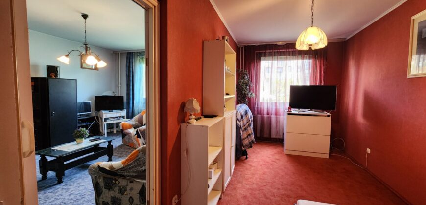 🏡 Tágas, kertes hangulatú otthon Pestszentimre szívében! Eladó a 18. kerületben, a Nemes utca végénél egy 2000-ben épült, tégla építésű, földszinti lakás. Ha fontos a jó elosztás és a zöld környezet, de szeretnéd a saját ízlésedre formálni új otthonodat, ez a te lehetőséged!