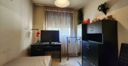 🏡 Tágas, kertes hangulatú otthon Pestszentimre szívében! Eladó a 18. kerületben, a Nemes utca végénél egy 2000-ben épült, tégla építésű, földszinti lakás. Ha fontos a jó elosztás és a zöld környezet, de szeretnéd a saját ízlésedre formálni új otthonodat, ez a te lehetőséged!