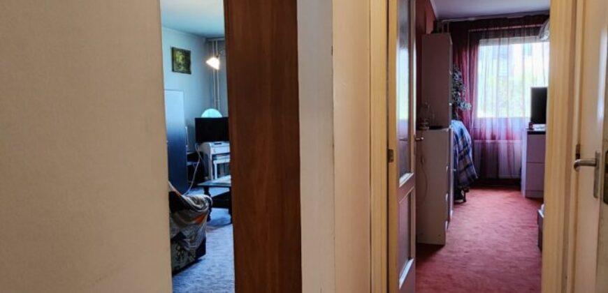 🏡 Tágas, kertes hangulatú otthon Pestszentimre szívében! Eladó a 18. kerületben, a Nemes utca végénél egy 2000-ben épült, tégla építésű, földszinti lakás. Ha fontos a jó elosztás és a zöld környezet, de szeretnéd a saját ízlésedre formálni új otthonodat, ez a te lehetőséged!