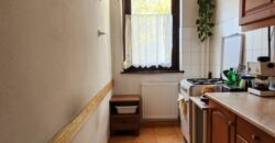 🏡 Tágas, kertes hangulatú otthon Pestszentimre szívében! Eladó a 18. kerületben, a Nemes utca végénél egy 2000-ben épült, tégla építésű, földszinti lakás. Ha fontos a jó elosztás és a zöld környezet, de szeretnéd a saját ízlésedre formálni új otthonodat, ez a te lehetőséged!