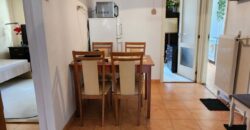 🏡 Tágas, kertes hangulatú otthon Pestszentimre szívében! Eladó a 18. kerületben, a Nemes utca végénél egy 2000-ben épült, tégla építésű, földszinti lakás. Ha fontos a jó elosztás és a zöld környezet, de szeretnéd a saját ízlésedre formálni új otthonodat, ez a te lehetőséged!