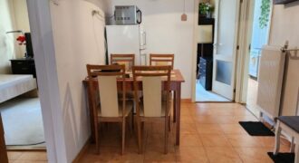 🏡 Tágas, kertes hangulatú otthon Pestszentimre szívében! Eladó a 18. kerületben, a Nemes utca végénél egy 2000-ben épült, tégla építésű, földszinti lakás. Ha fontos a jó elosztás és a zöld környezet, de szeretnéd a saját ízlésedre formálni új otthonodat, ez a te lehetőséged!