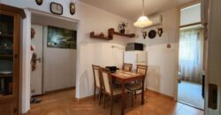 🏡 Tágas, kertes hangulatú otthon Pestszentimre szívében! Eladó a 18. kerületben, a Nemes utca végénél egy 2000-ben épült, tégla építésű, földszinti lakás. Ha fontos a jó elosztás és a zöld környezet, de szeretnéd a saját ízlésedre formálni új otthonodat, ez a te lehetőséged!