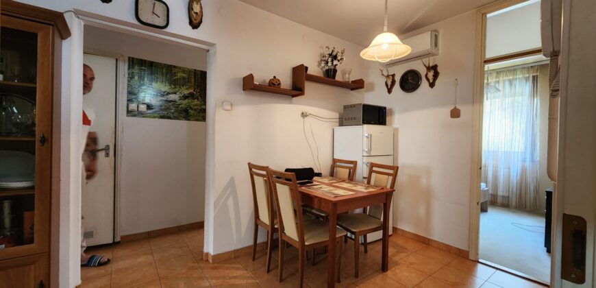 🏡 Tágas, kertes hangulatú otthon Pestszentimre szívében! Eladó a 18. kerületben, a Nemes utca végénél egy 2000-ben épült, tégla építésű, földszinti lakás. Ha fontos a jó elosztás és a zöld környezet, de szeretnéd a saját ízlésedre formálni új otthonodat, ez a te lehetőséged!