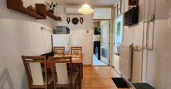 🏡 Tágas, kertes hangulatú otthon Pestszentimre szívében! Eladó a 18. kerületben, a Nemes utca végénél egy 2000-ben épült, tégla építésű, földszinti lakás. Ha fontos a jó elosztás és a zöld környezet, de szeretnéd a saját ízlésedre formálni új otthonodat, ez a te lehetőséged!
