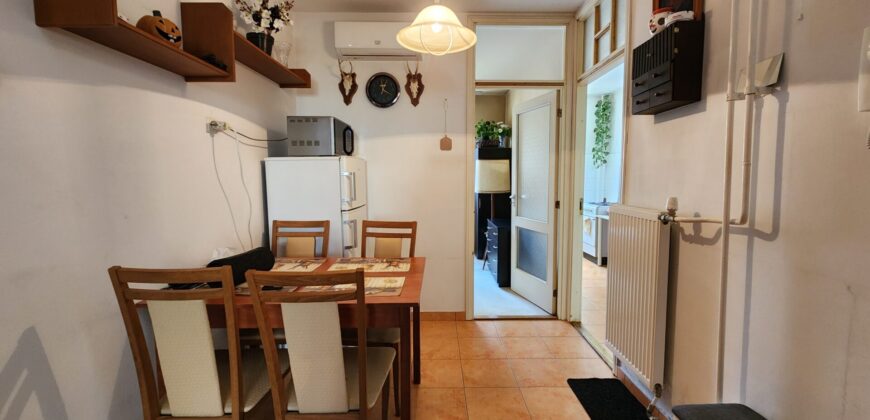 🏡 Tágas, kertes hangulatú otthon Pestszentimre szívében! Eladó a 18. kerületben, a Nemes utca végénél egy 2000-ben épült, tégla építésű, földszinti lakás. Ha fontos a jó elosztás és a zöld környezet, de szeretnéd a saját ízlésedre formálni új otthonodat, ez a te lehetőséged!