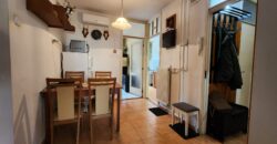 🏡 Tágas, kertes hangulatú otthon Pestszentimre szívében! Eladó a 18. kerületben, a Nemes utca végénél egy 2000-ben épült, tégla építésű, földszinti lakás. Ha fontos a jó elosztás és a zöld környezet, de szeretnéd a saját ízlésedre formálni új otthonodat, ez a te lehetőséged!