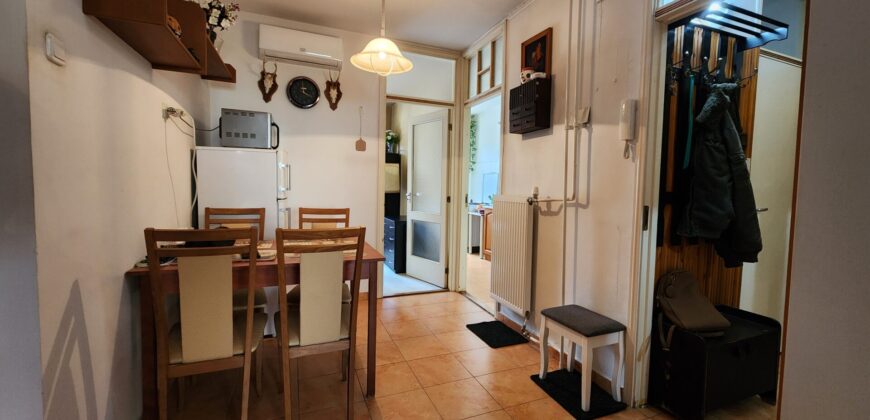 🏡 Tágas, kertes hangulatú otthon Pestszentimre szívében! Eladó a 18. kerületben, a Nemes utca végénél egy 2000-ben épült, tégla építésű, földszinti lakás. Ha fontos a jó elosztás és a zöld környezet, de szeretnéd a saját ízlésedre formálni új otthonodat, ez a te lehetőséged!