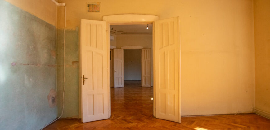 Budapest Visegrádi utcában eladó egy 105 nm nagyságú felújítandó nagypolgári lakás, liftes társas házban.