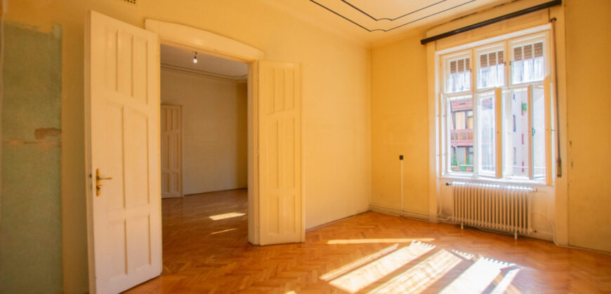 Budapest Visegrádi utcában eladó egy 105 nm nagyságú felújítandó nagypolgári lakás, liftes társas házban.