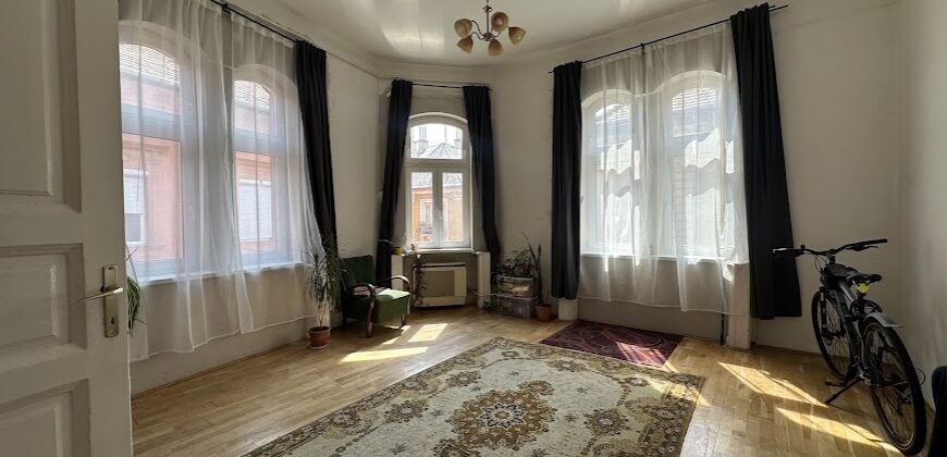 Jó állapotú, több szobássá alakítható lakás a Corvin negyedben!