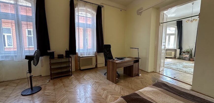 Jó állapotú, több szobássá alakítható lakás a Corvin negyedben!